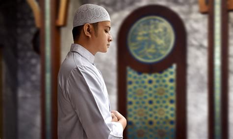 mimpi sholat berjamaah di rumah  Lanjutkan dengan membaca salah satu surah pendek Al-Qur'an